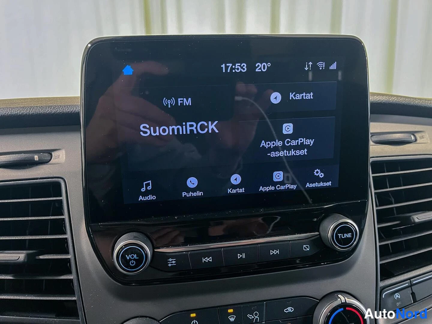 Muu: Fordinfotainment-näyttö, jossa radio SuomiRCK, Apple CarPlay -asetukset ja valikot Audio, Puhelin, Kartat.