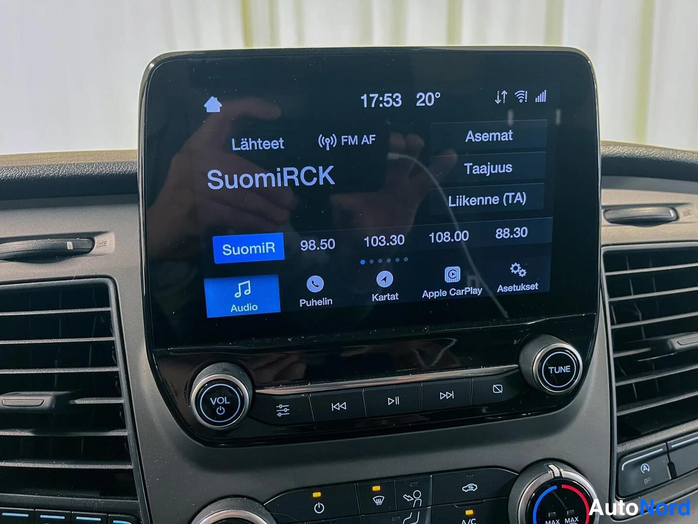 Muu: Infotainment-näyttö radiolistalla: SuomiRCK, taajuudet 98.50, 103.30, 108.00, 88.30, valikot Asemat, Taajuus, Liikenne (TA).