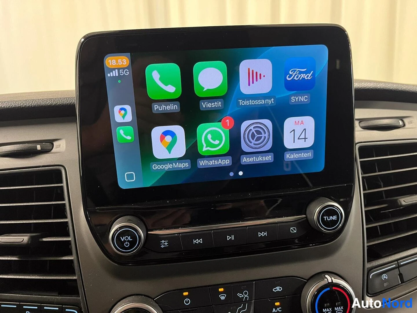 Muu: Kojelaudan kosketusnäyttö näyttää Apple CarPlay -käyttöliittymän sovelluksineen kuten Puhelin, Viestit ja Google Maps.
