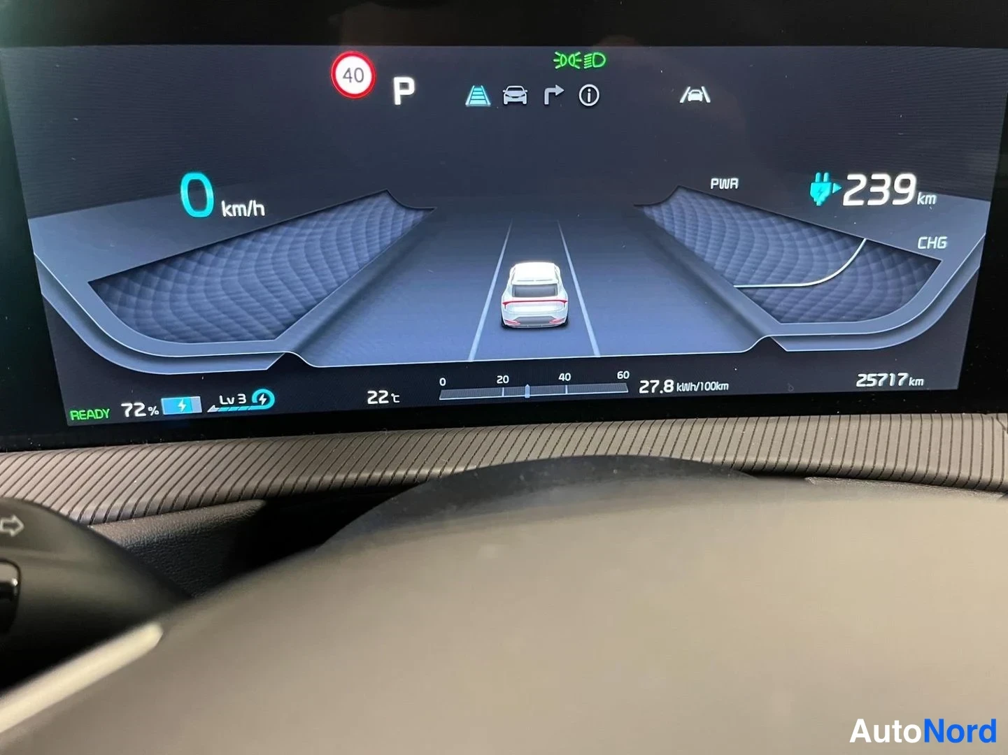 Muu: Digitaalinen mittaristo: 0 km/h, P, 239 km toimintaetäisyys, akku 72 %, matkamittari 25717 km.