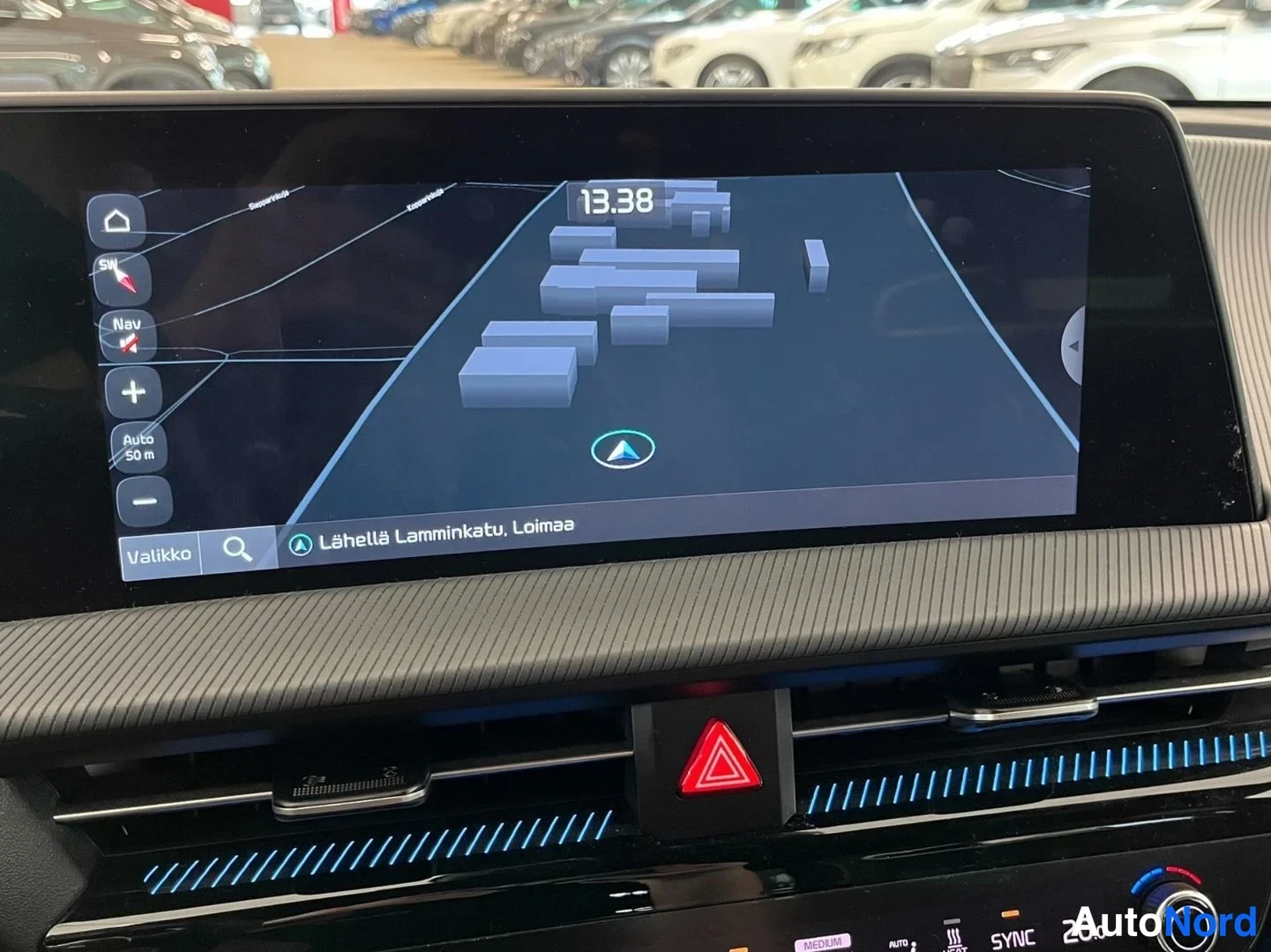 Muu: Infotainment-näytön navigaatio Lamminkadulla Loimaassa, näytöllä teksti 'Lähellä Lamminkatu, Loimaa' ja kello 13.38.
