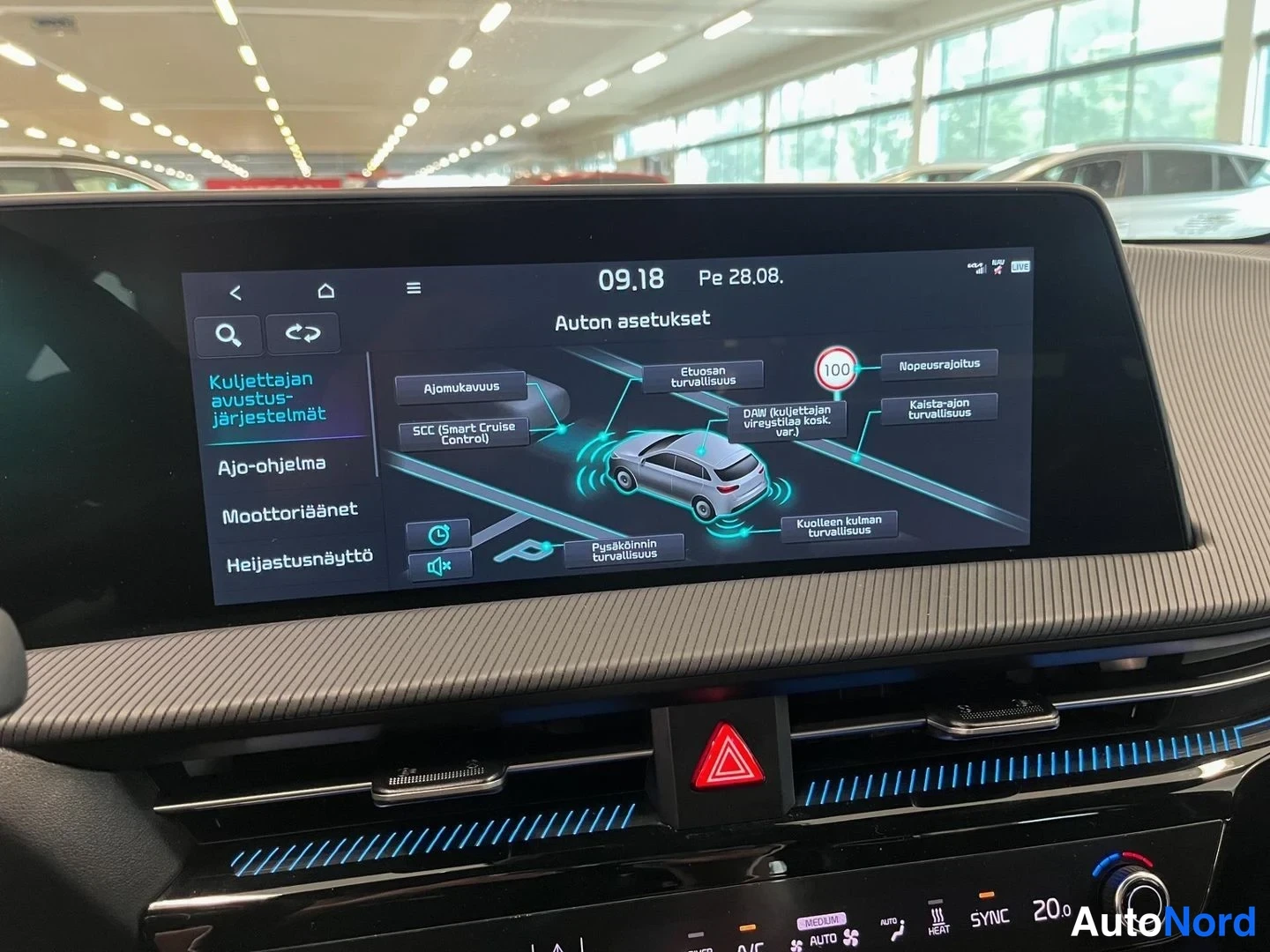 Muu: Infotainment-näytöllä auton asetukset: kuljettajan avustusjärjestelmät, ruudulla mm. SCC (Smart Cruise Control) ja Pysäköinnin turvallisuus.