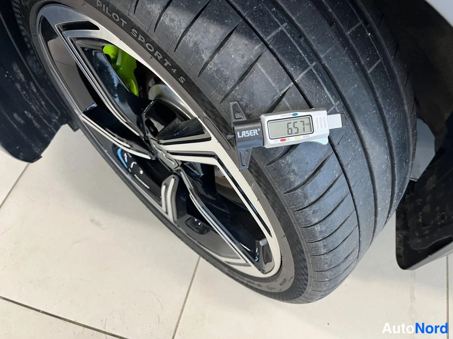 Muu: Musta sileäpintainen MICHELIN PILOT SPORT 4 S -rengas alumiinivanteella, urasyvyys mittari näyttää 6,57 mm.