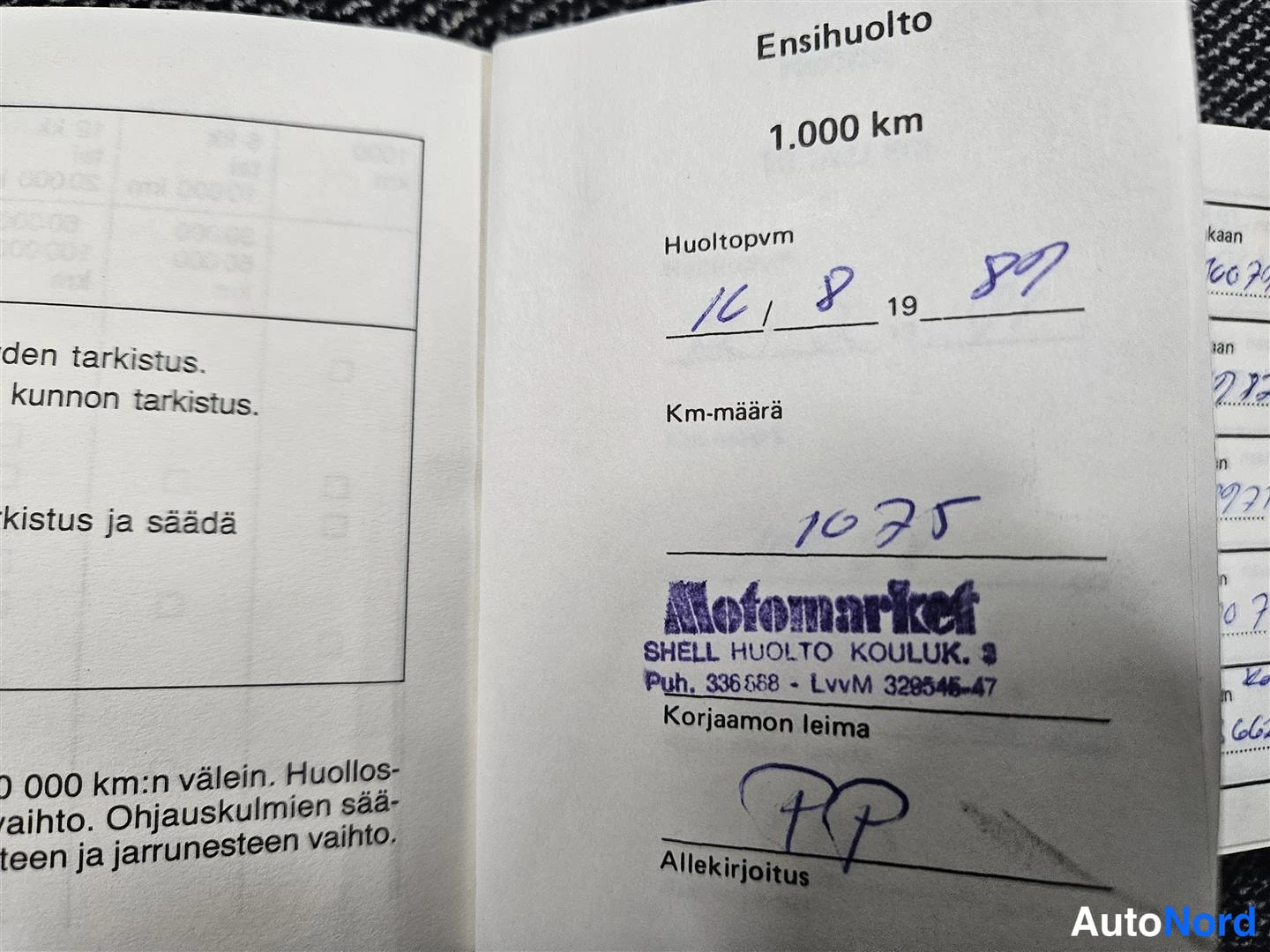 Muu: Huoltokirja avattu Ensihuolto-sivulle; käsinkirjoitettu päivämäärä 16/8 1989, mittarilukema 1075 km ja Motomarket Shell Huolto Kouluk. 3 -leima.