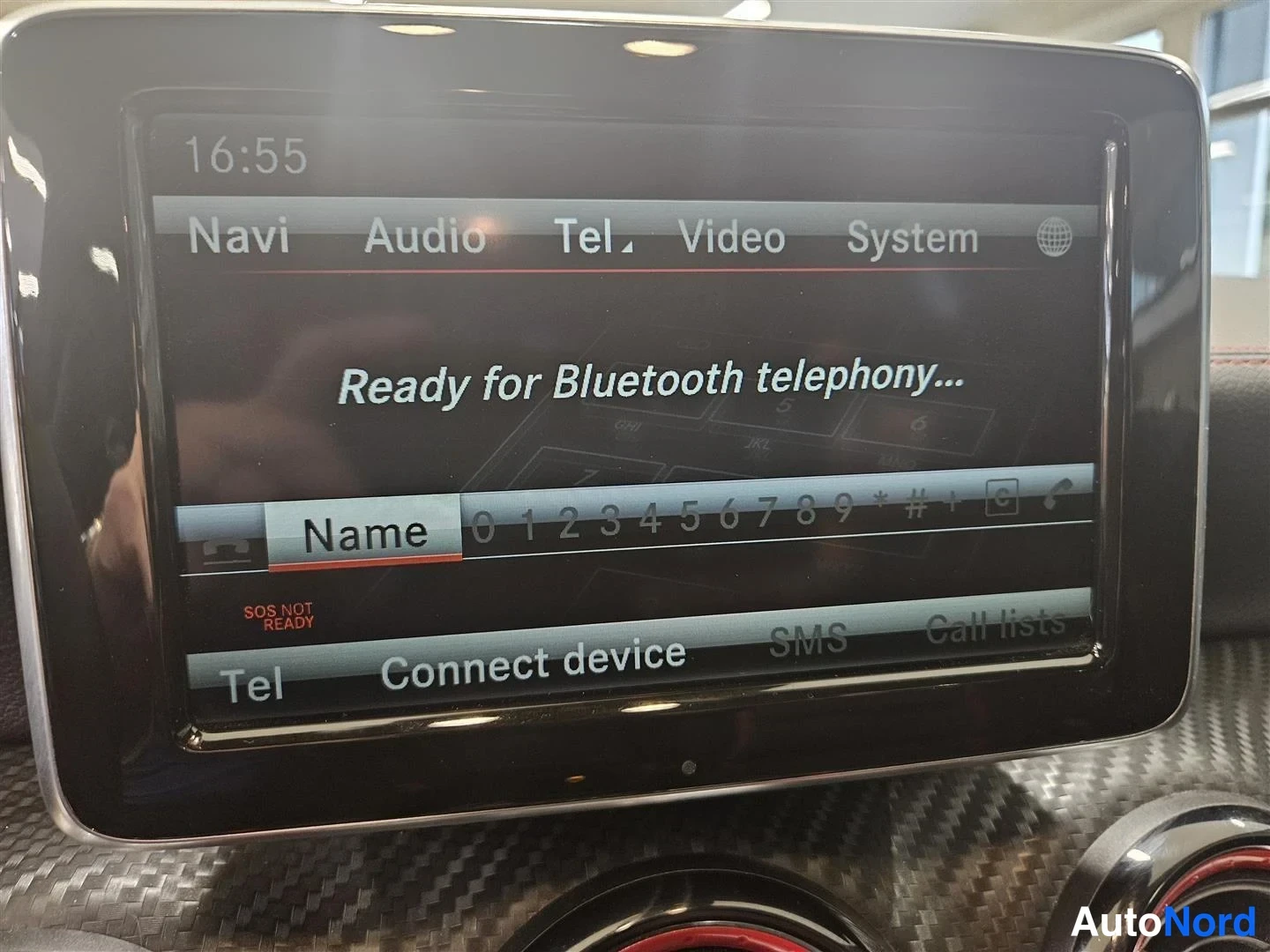 Muu: Automultimediasysteemin näyttö, jossa valikot Navi, Audio, Tel, Video, System ja teksti Ready for Bluetooth telephony….
