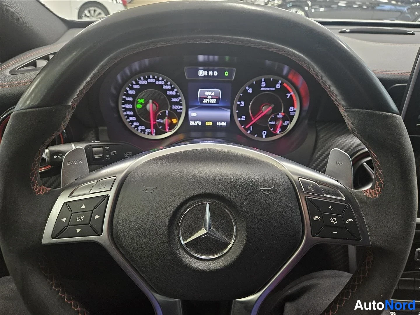 Muu: Mercedes-Benz-ohjauspyörän ja instrumenttien lähikuva: vaurastuva nopeusmittari 300 km/h asti, kierrosmittari ja kilometrilukema 221022, vaihdevalinta R N D.