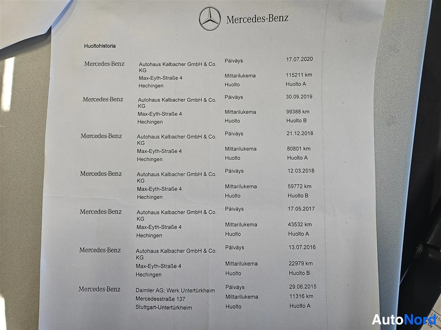Yksityiskohta: Mercedes-Benzin huoltohistorialista, jossa listattu huoltoja päivämäärineen, mittarilukemineen ja huoltotyyppeineen vuosilta 2015–2020.