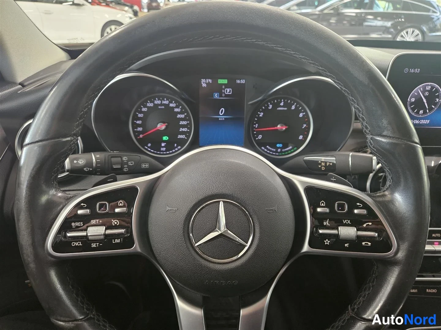 Muu: Ohjauspyörän ja kojelaudan kuva näkyvissä Mercedes-tähti ohjauspyörässä ja mittaristo taustalla.