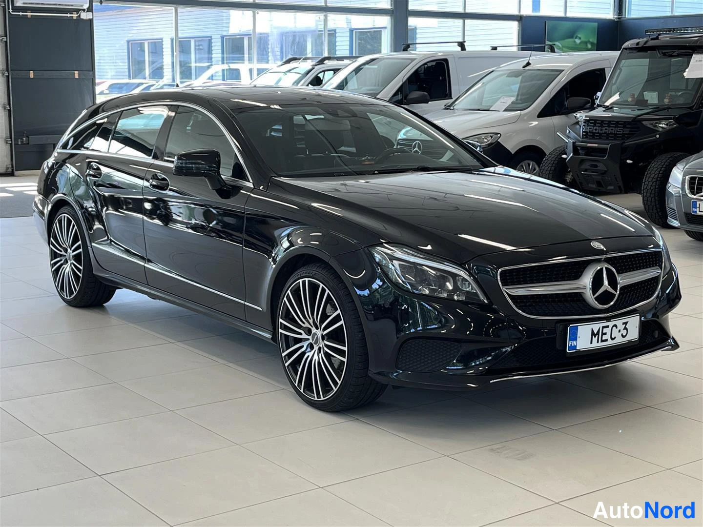 Etuviisto, nokka oikealle: Musta Mercedes-Benz CLS Shooting Brake etukulmassa oikealta autonäyttelyssä.