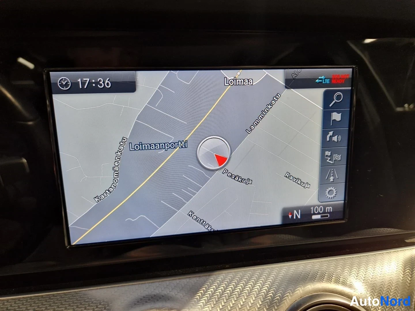 Muu: Auton infotainment-näytöllä navigointikartta Loimaan alueella, kello 17:36.