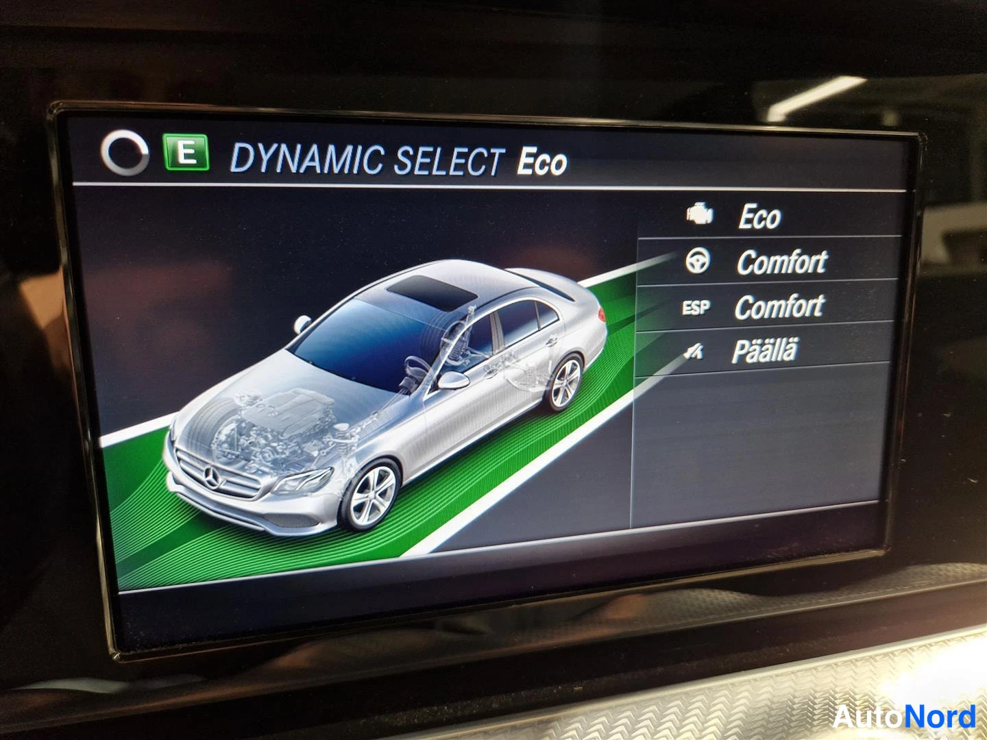 Muu: Keskconsole-näytöllä DYNAMIC SELECT -valikko, Eco-tila valittuna.