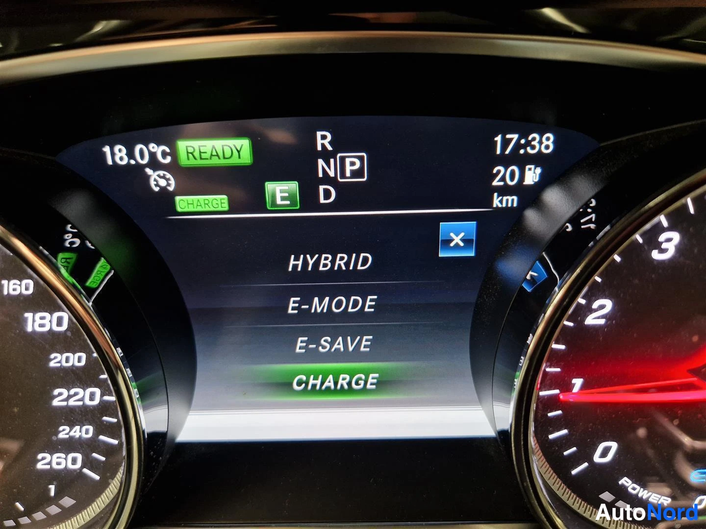 Muu: Kojelaudan näyttö hybridi-tila-valuokalla (HYBRID, E-MODE, E-SAVE, CHARGE), READY-merkki ja P-vaihde.