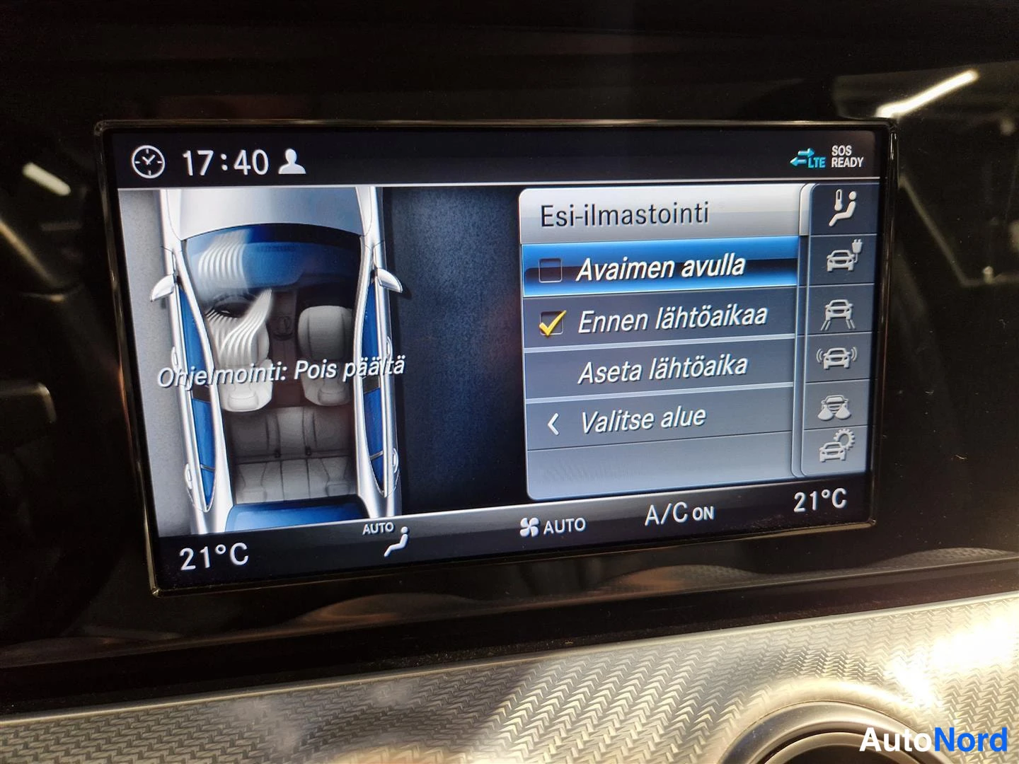 Muu: Infotainment-näytöllä esi-ilmastoinnin asetukset, Ennen lähtöaikaa valittuna, 21 °C.