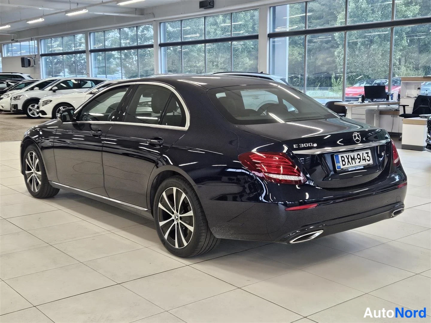 Takaviisto: Mercedes-Benz E 300e -sedan takaa viistosti oikealta, takaosa ja kylki näkyvissä, rekisteritunnus
