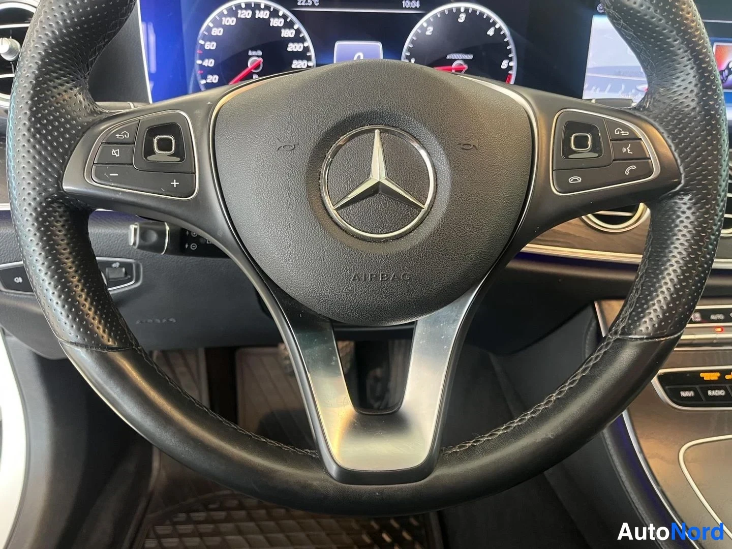 Muu: Mercedes-ohjauspyörä keskellä tähtimerkkiä ja taustalla mittaristo