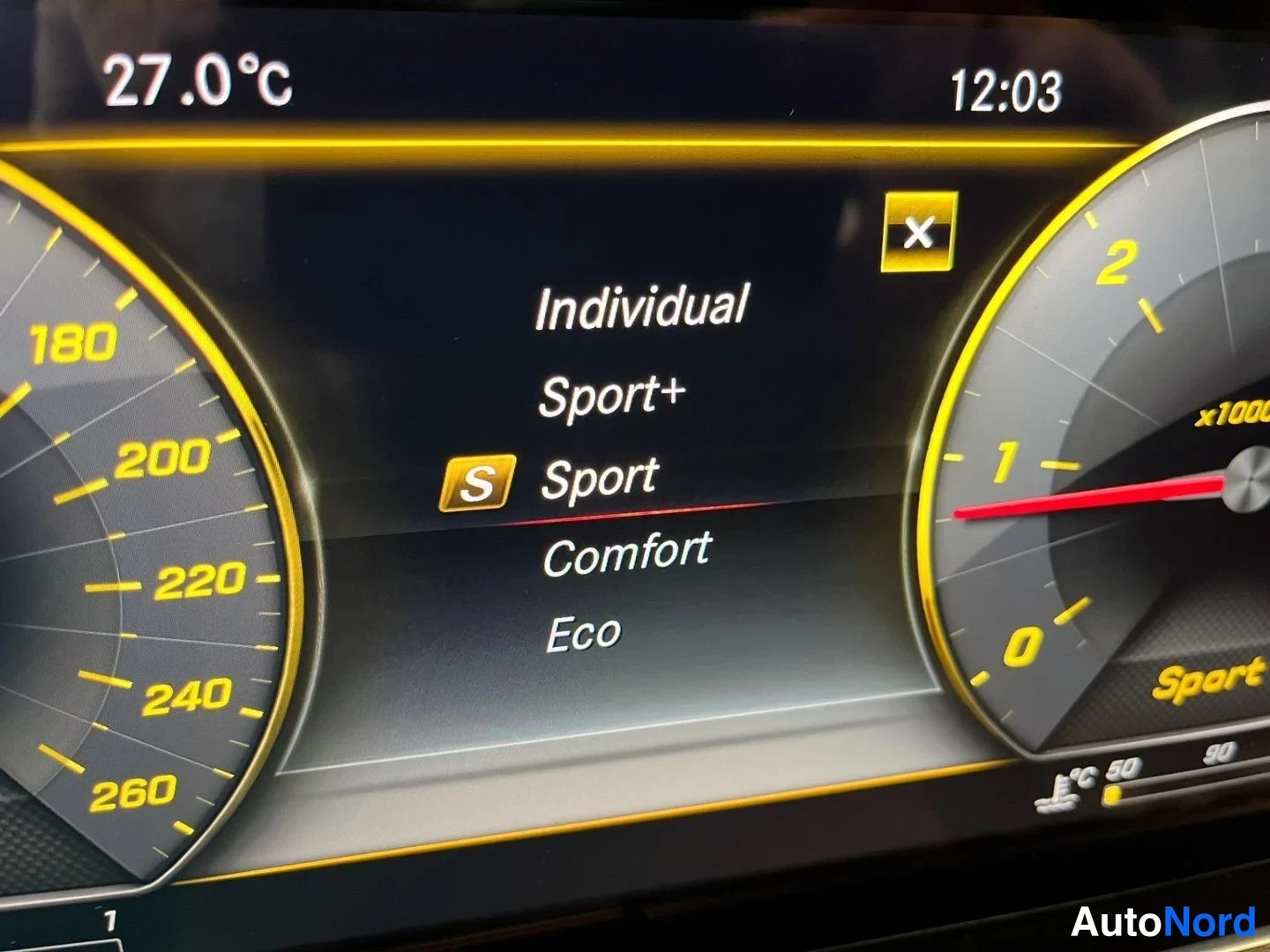 Muu: Mittariston valikko näyttää ajotilat Individual, Sport+, Sport, Comfort ja Eco; Sport on valittuna S-merkinnällä.