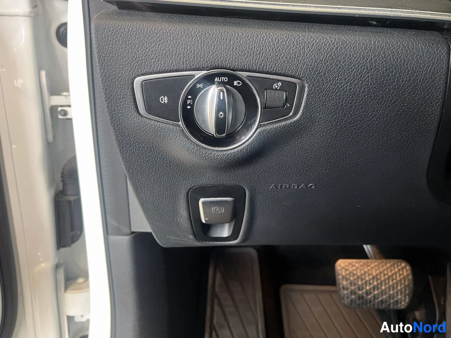 Muu: Kojelaudan valokytkin AUTO-asennossa ja AIRBAG-merkintä.