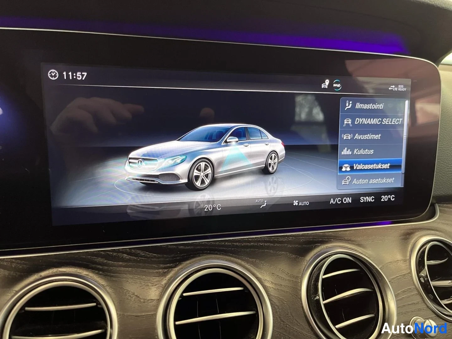 Muu: Kojelaudan infotainment-näyttö näyttää ajoneuvon asetusvalikon vaihtoehtoina Ilmastointi, DYNAMIC SELECT, Avustimet, Kulutus, Valoasetukset ja Auton asetukset.