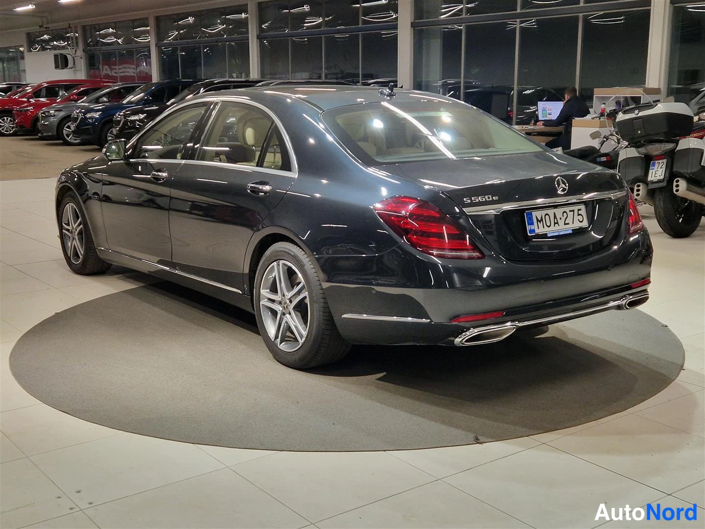Takaviisto: Mercedes-Benz S 560 e sedanin takakulma vasemmalta, moottoritilan merkintä S 560 e peräovessa, rekisteritunnus.