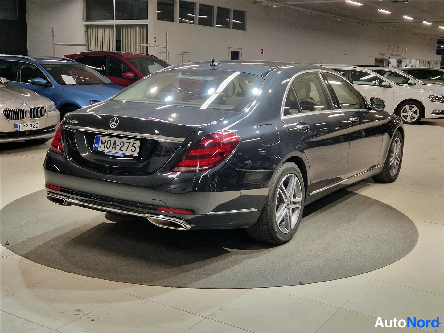 Takaviisto: Mercedes-Benz S 560 e sedanin takakulma oikealta, S 560 e -merkintä peräovessa, rekisteritunnus.