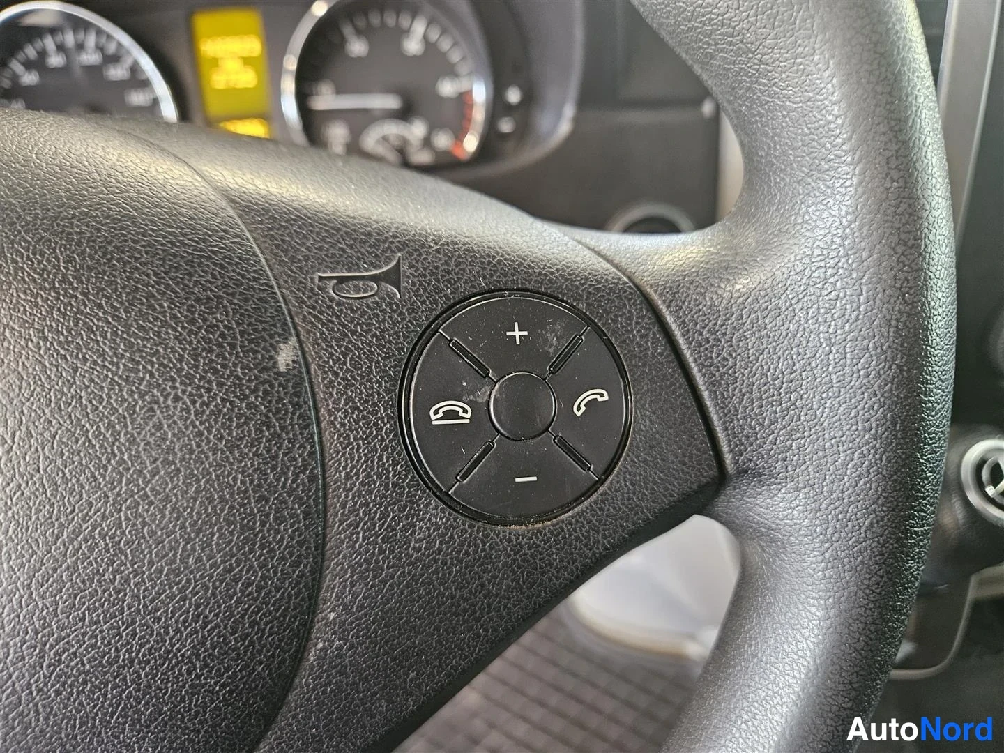 Muu: Rattinauhan puhelin- ja äänenvoimakkuuspainikkeet Mercedes-Benzin ratti.