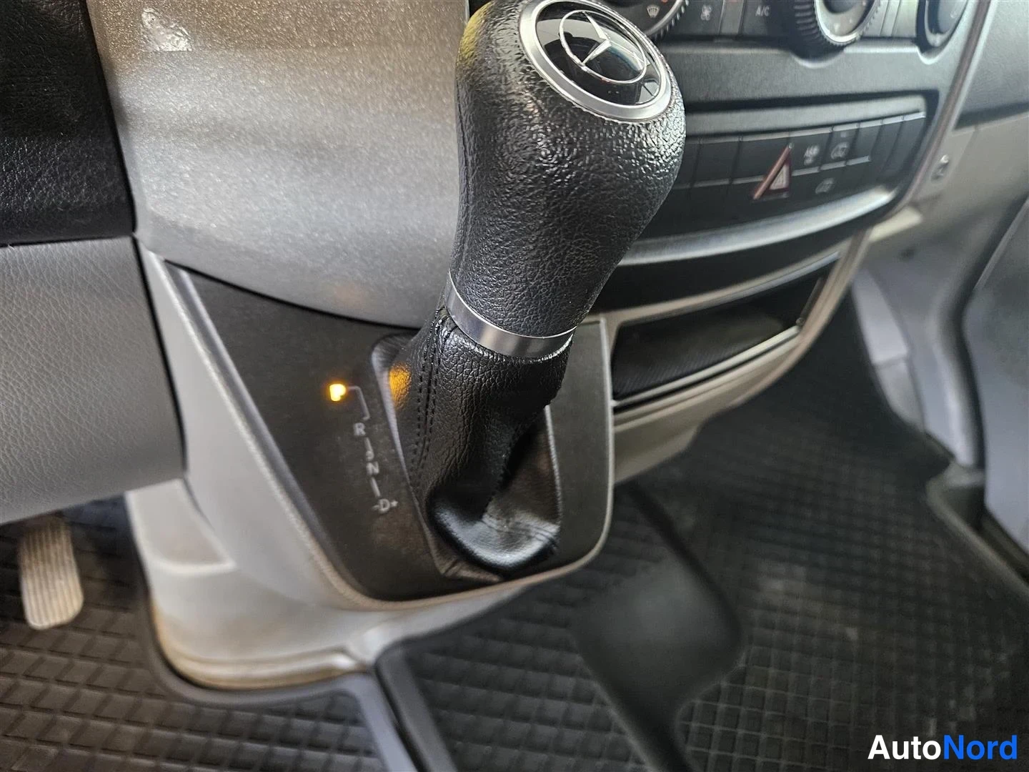 Muu: Automaattivaihteen valitsin Mercedes-Benzin ohjaamossa, vaihtoasemat R, N ja D merkittyinä.
