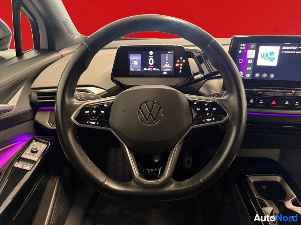 Edestä: Ohjaamo näkyvissä: Volkswagen-merkkinen ohjauspyörä, digitaalinen mittaristo ja keskikonsolin infotainment-näyttö