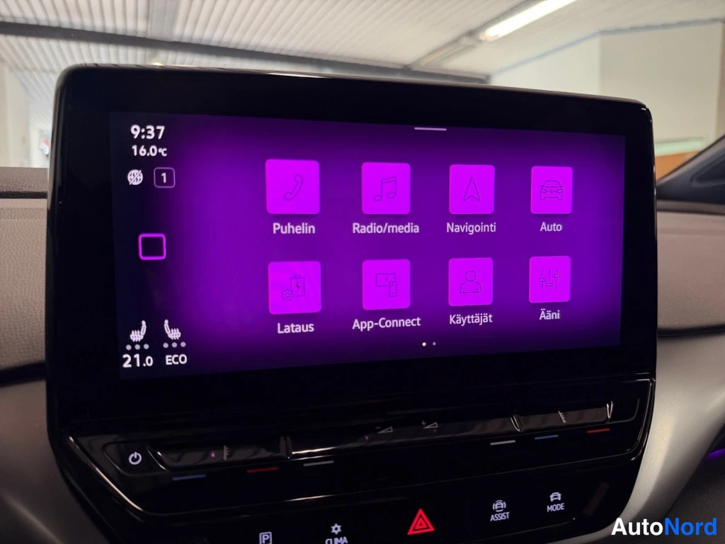 Muu: Infotainment-näytön päänäkymä kuvakkeineen: Puhelin, Radio/media, Navigointi, Auto, Lataus, App-Connect, Käyttäjät ja Ääni, ylhäällä kello 9:37 ja lämpötila 16,