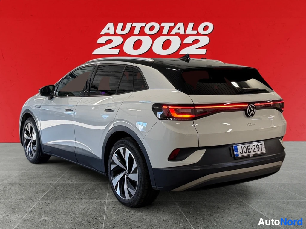 Takaviisto: Valkoinen Volkswagen ID.4 takakolmannes vasemmalta, rekisteritunnus