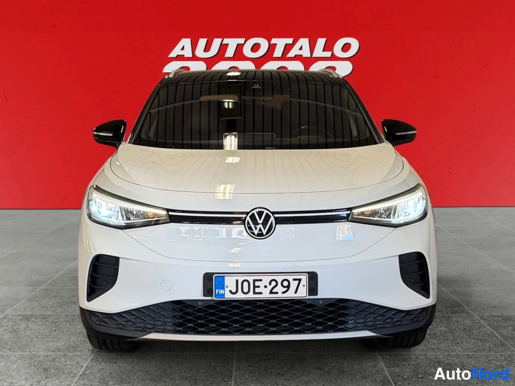 Edestä: Valkoinen Volkswagen ID.4 suoraan edestä, rekisteritunnus