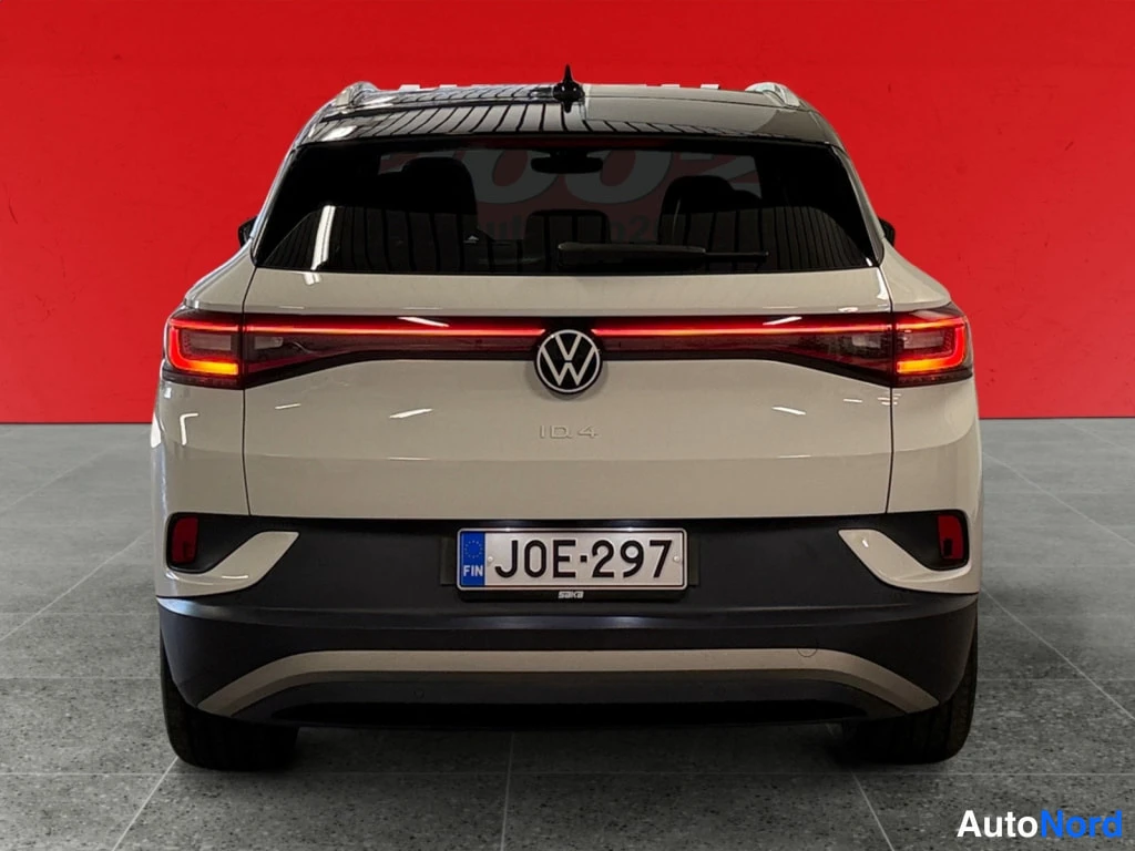 Takaa: Valkoinen Volkswagen ID.4 suoraan takaa, rekisteritunnus