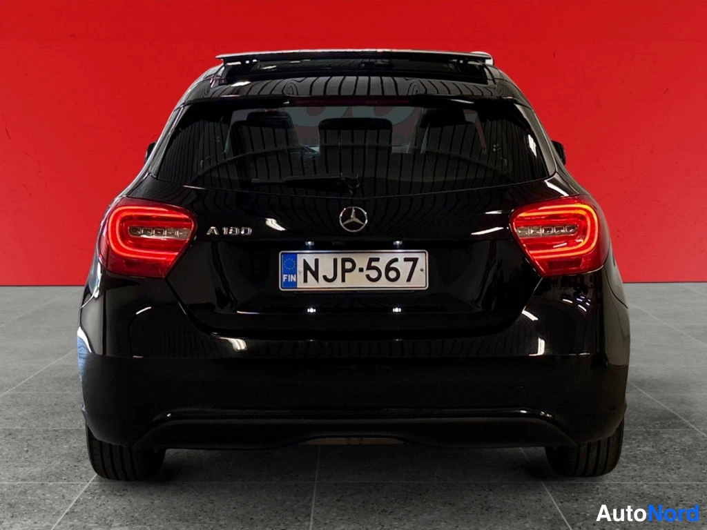 Takaa: Mustan Mercedes-Benz A:n takanäkymä, takavalot ja rekisteritunnus.