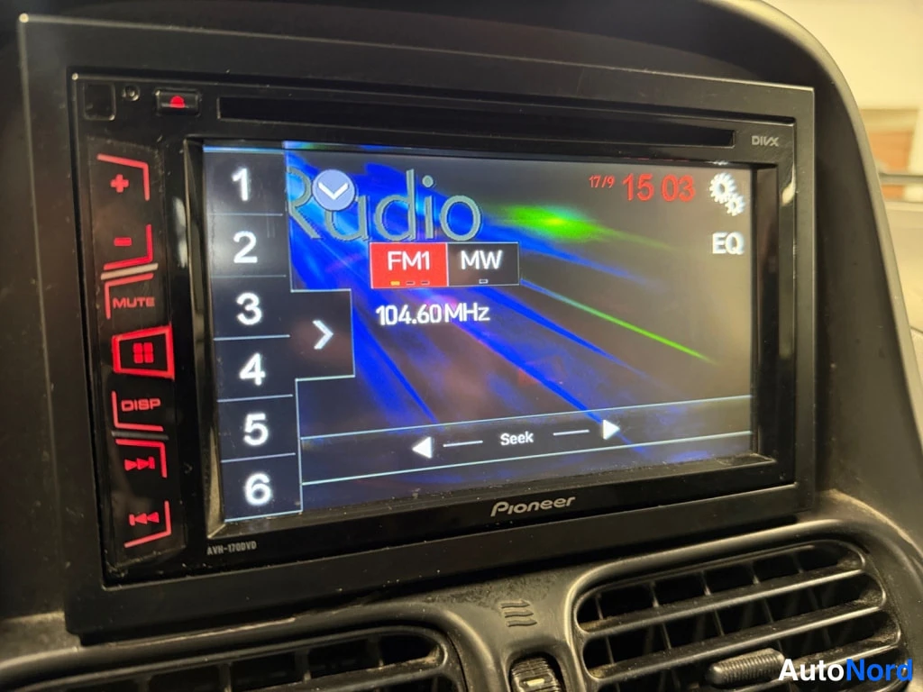 Muu: Pioneer AVH-170DVD autoradio kojelaudassa, näytöllä radio FM1 104.60 MHz