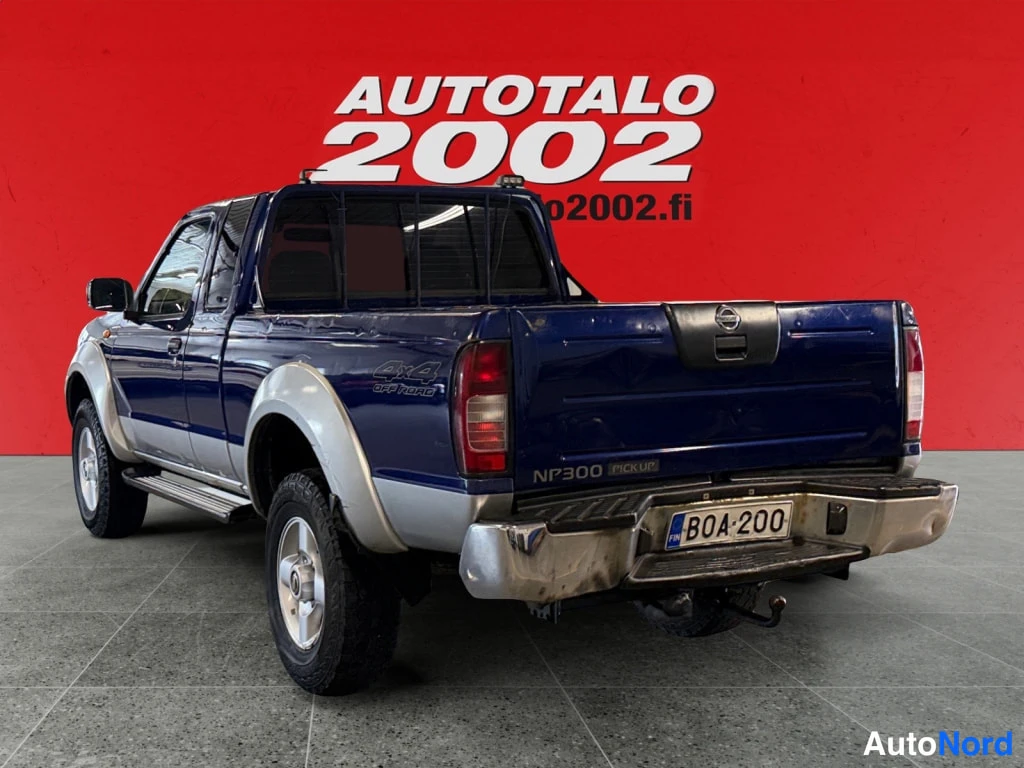 Takaviisto: Nissan NP300 -mallin takajalkakuva vasemmalta; takapää ja vasen kylki näkyvissä, rekisterikilpi.