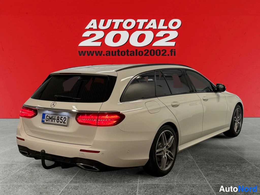 Takaviisto: Mercedes-Benz E (2017) farmarit takaa sekä vasemmalta sivulta, valkoinen, rekisteritunnus.