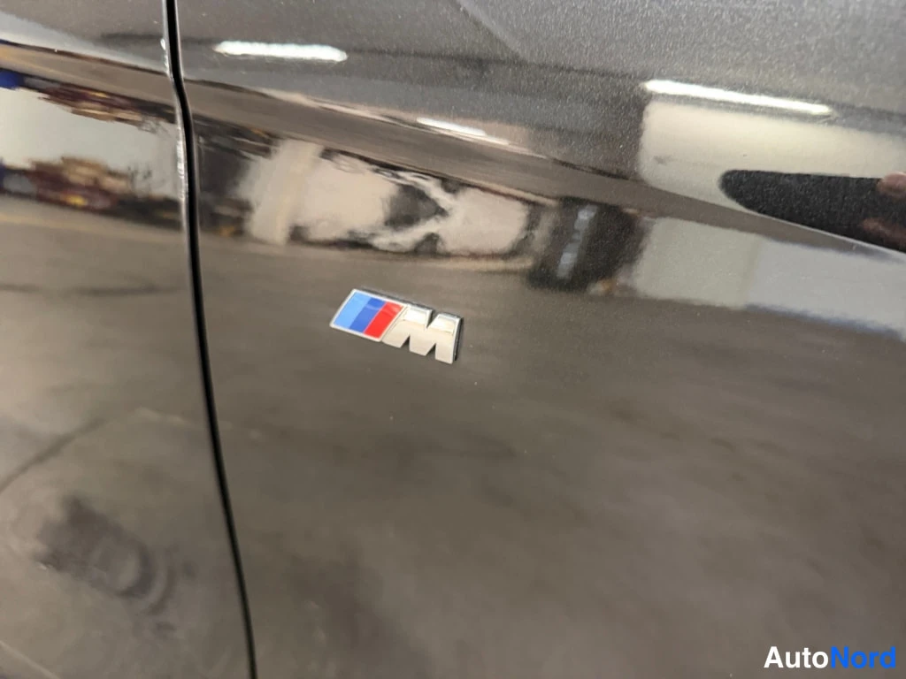 Sivulta: Sivutilnan M-merkki BMW:n kyljessä.