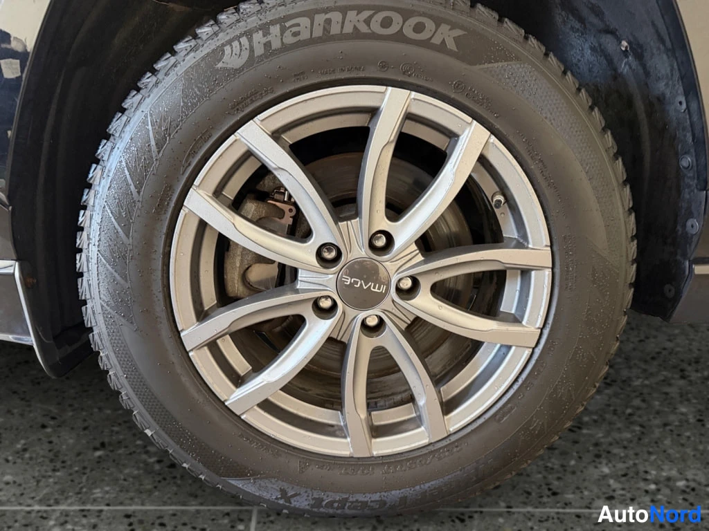 Yksityiskohta: Lähikuva auton etupyörästä: Hankook-talvirengas ja hopea IMAGE-alkuvante