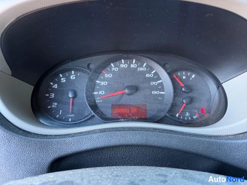 Muu: Kojelaudan mittaristo lähikuvassa: nopeusmittari 0–190 km/h, kierrosmittari ja polttoainemittari; punaisessa LCD-näytössä lukema 298823 km.