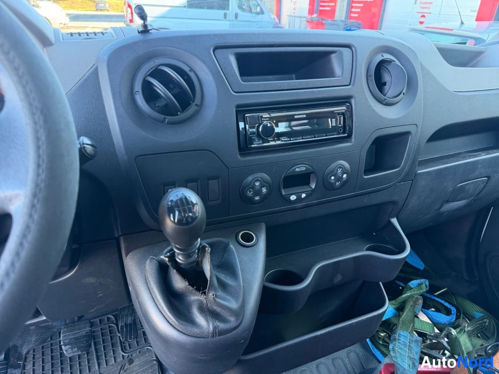 Muu: Kojelaudan keskusta: Kenwood-radiopelausyksikkö, pyöreät ilmastointisuuttimet, A/C- ja AUTO-painikkeet, manuaalivaihteen keppi ja kupitelineet.