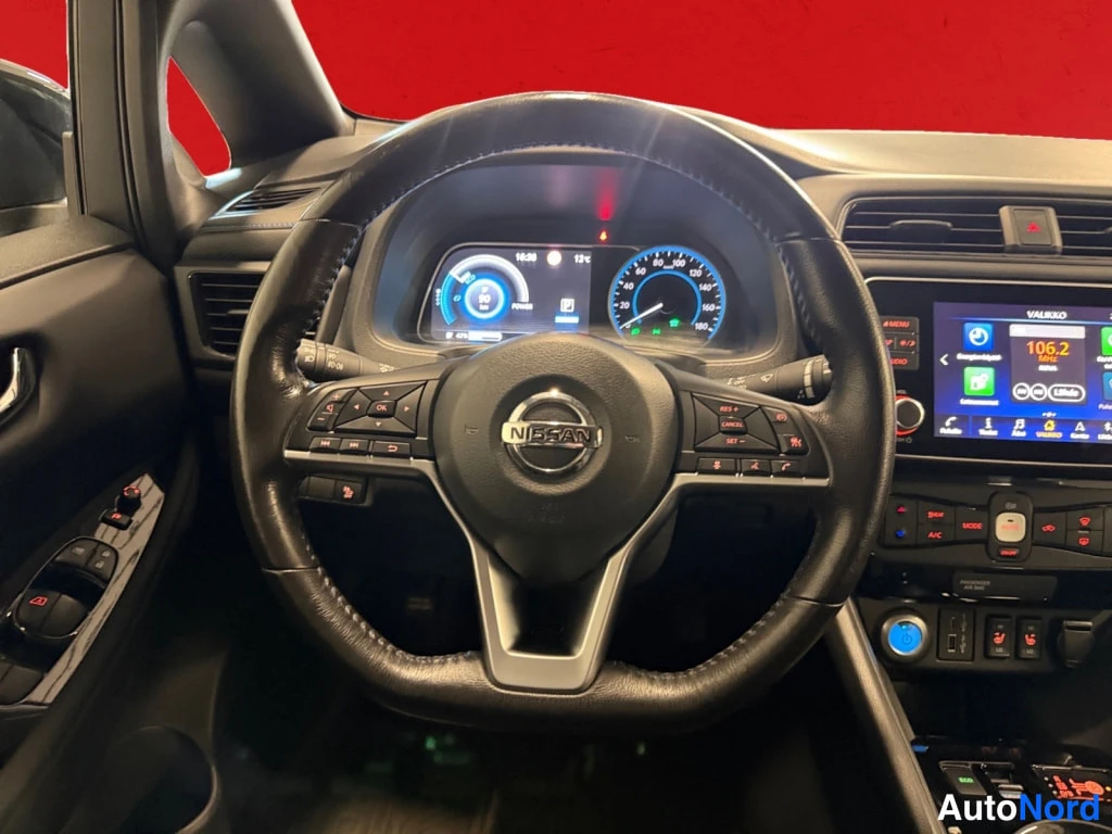 Muu: Ohjaamo Nissan-ohjauspyörällä, mittariston ja keskinäytön näkyessä.