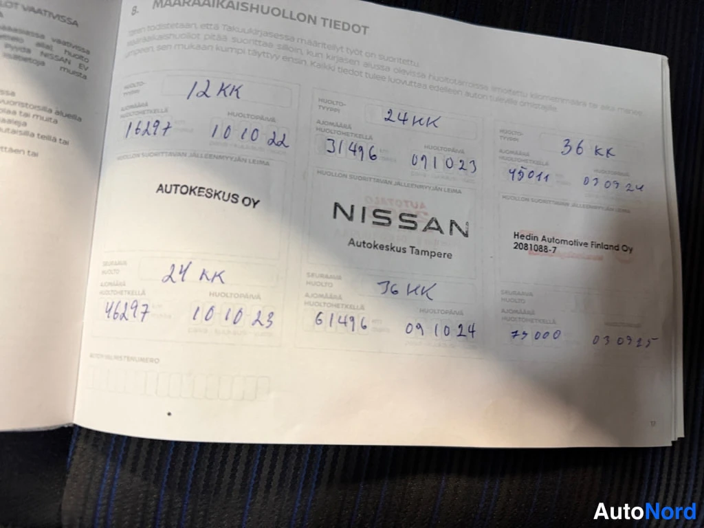 Muu: Nissanin huolto-oppaan sivu 'MAARA-AIKAISHUOLLON TIEDOT', jossa käsin kirjoitettuja huolto-merkintöjä eri huoltoväleillä: huoltojen kirjaukset 10/10/22, 09/10/2