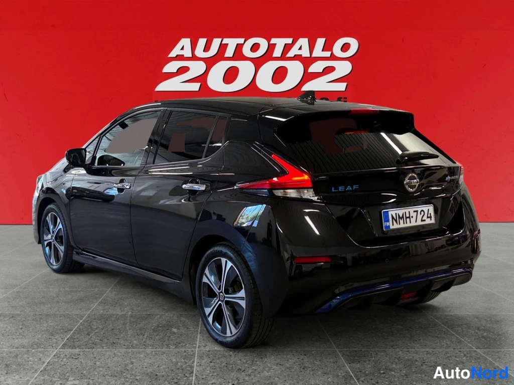 Takaviisto: Nissan Leaf 2021 takaa kolmannesvasemmalla, takavalojen ja LEAF-kyltin näkyvissä, rekisteritunnus.