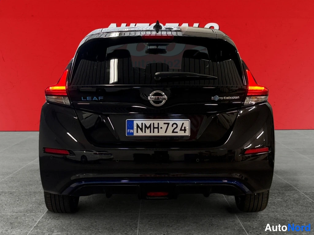 Takaa: Nissan Leaf 2021 suoraan takaa, LEAF- ja Zero Emission -tekstit kannessa, rekisteritunnus, musta kori.