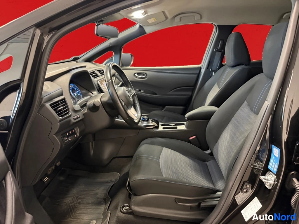 Muu: Nissan Leafin etuistuimet ja kojelauta tummilla kankaalla verhoilluilla istuimilla; sininappiset kuljettajan ja matkustajan istuimet