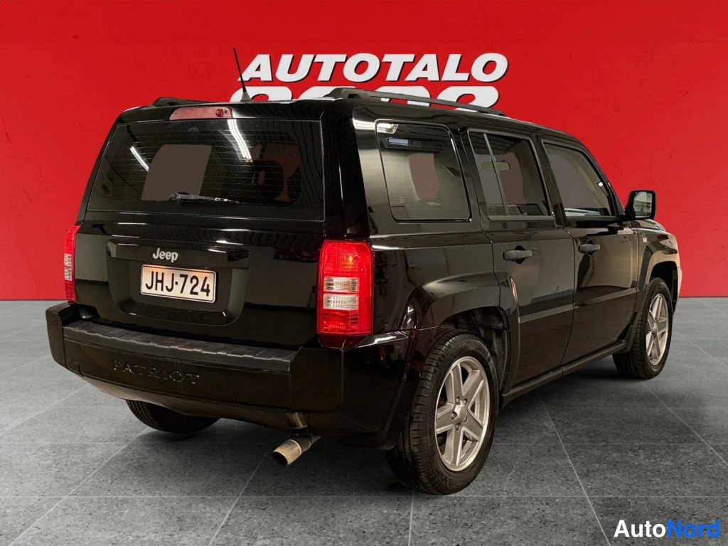 Takaviisto: Mustan Jeep Patriotin takakulman kuva, rekisterikilpi.