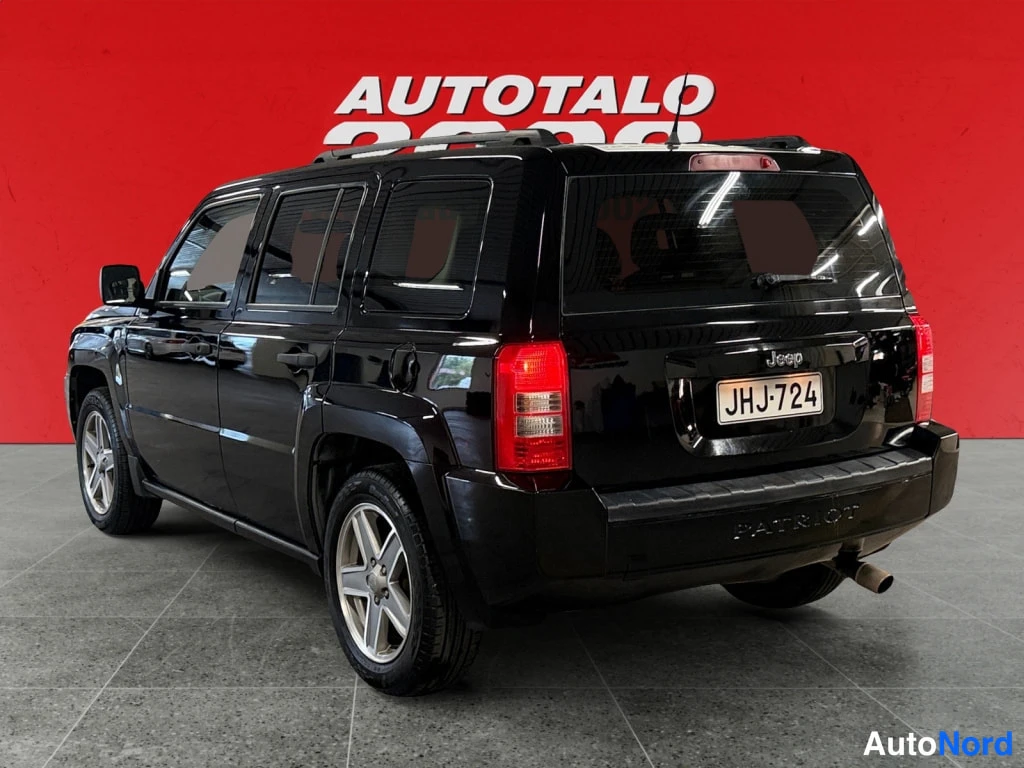 Takaviisto: Mustan Jeep Patriotin takakulma- ja sivunäkyvissä; rekisteritunnus. Perässä Jeep-merkintä ja Patriot-teksti.