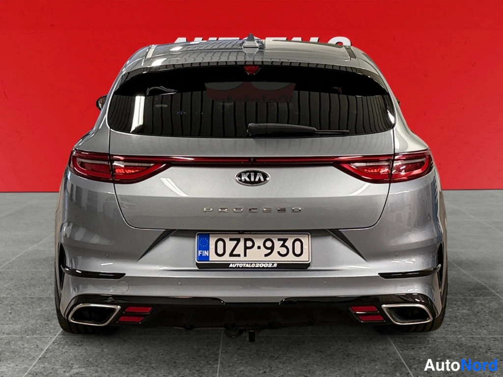 Takaa: Auton perä suoraan takaa; Kia ProCeed -merkinnät, korkeat stop valot ja rekisterikilpi.