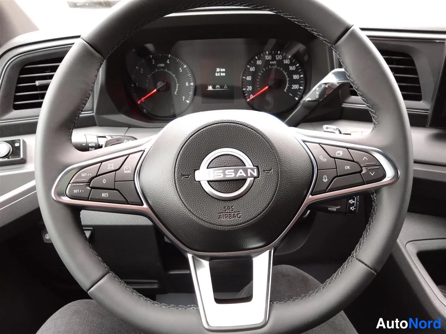 Muu: Nissan-ohjauspyörä ja mittaristo, matkamittarissa 20 km.