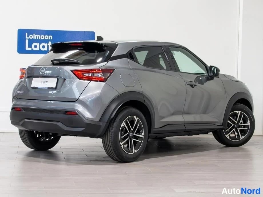 Takaviisto: Harmaan Nissan Juken takakulma sisätiloissa, takavalot ja nokka (rear spoiler) näkyvät.