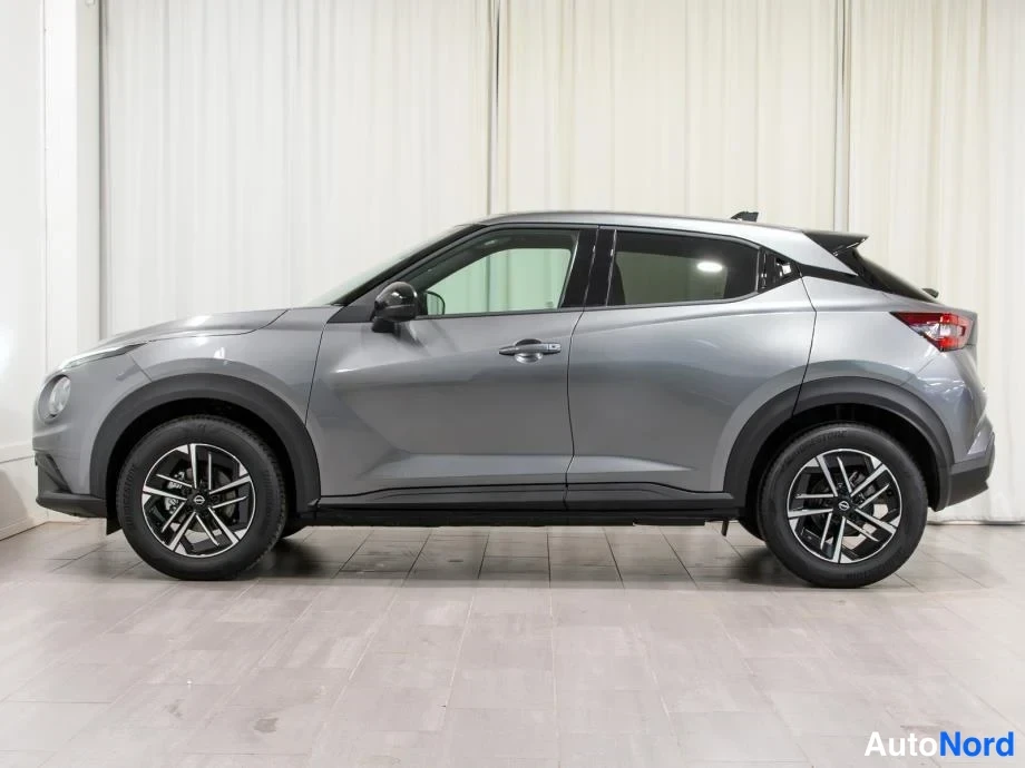 Takaviisto: Harmaan Nissan Juken sivukuva sisätiloissa, takavalot näkyvät takakulmassa.